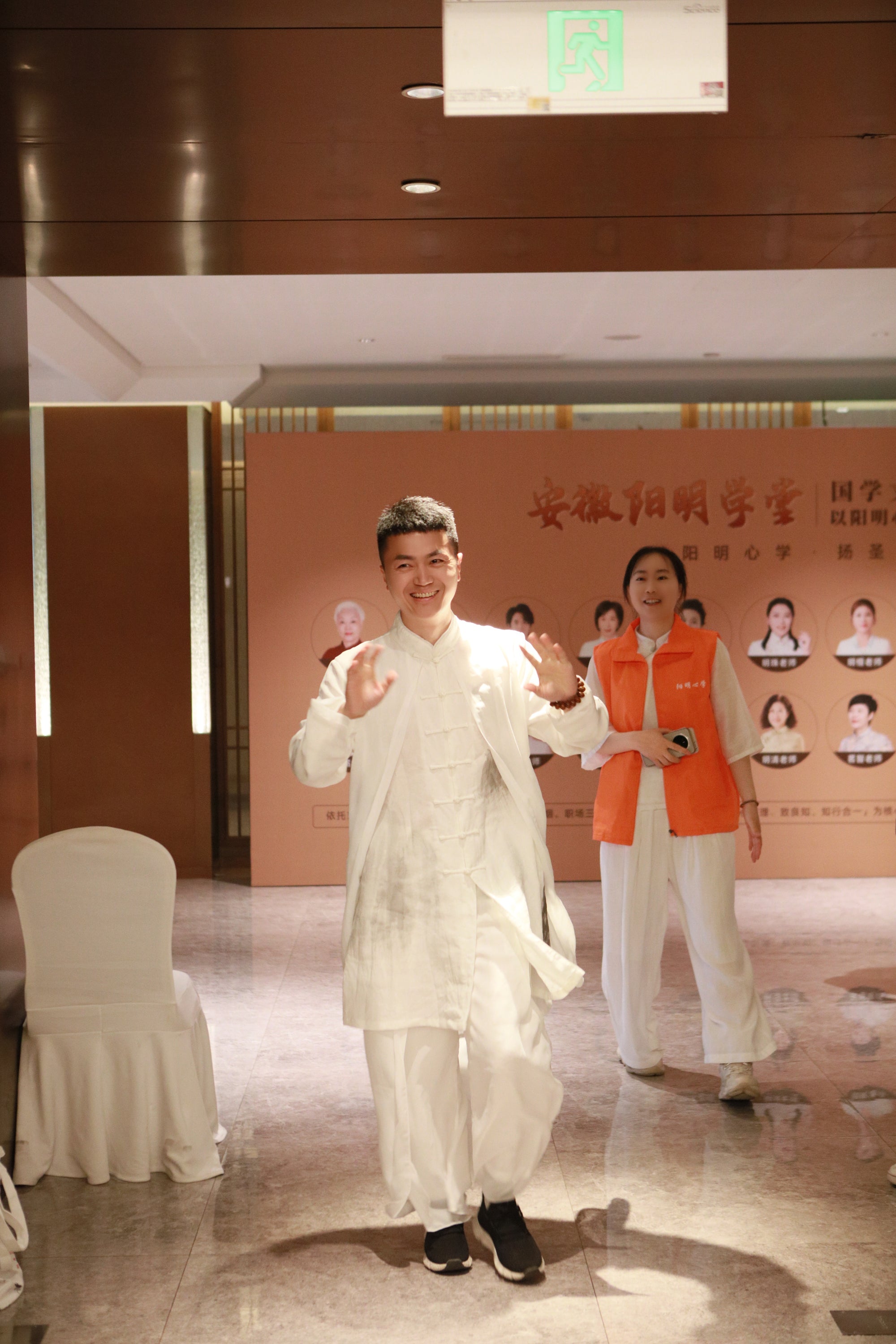 老师人物与现场氛围